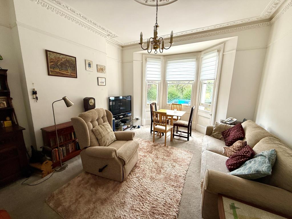 Lot: 141 - WELL PRESENTED TWO-BEDROOM FLAT - Living/dining room